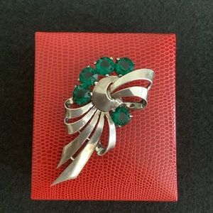 Vintage s silver emerald green rhinestone brooch.